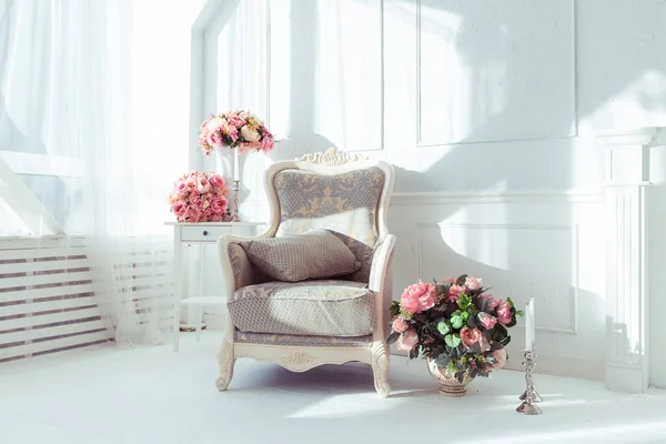 Luxus Tiszta Világos Fehér Belső Tágas Szobához Napfény Virágok Vázában — Stock Fotó