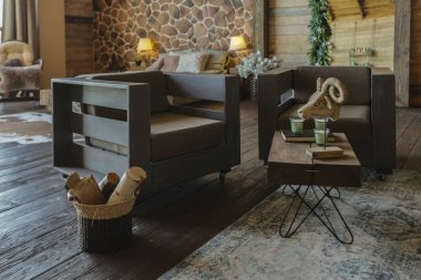 Büyük ahşap evlerin, ahşap mobilyaların ve hayvan kürklerinin koyu renkli iç kısımları. büyük panoramik pencere ve çok yüksek tavan.