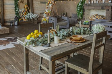 Büyük ahşap evlerin, ahşap mobilyaların ve hayvan kürklerinin koyu renkli iç kısımları. büyük panoramik pencere ve çok yüksek tavan.