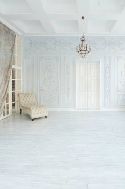 Lüks zengin oturma odası iç tasarım zarif klasik mobilyalar ve duvar süslemeleri ile. Büyük pencereli büyük ışık beyaz Oda
