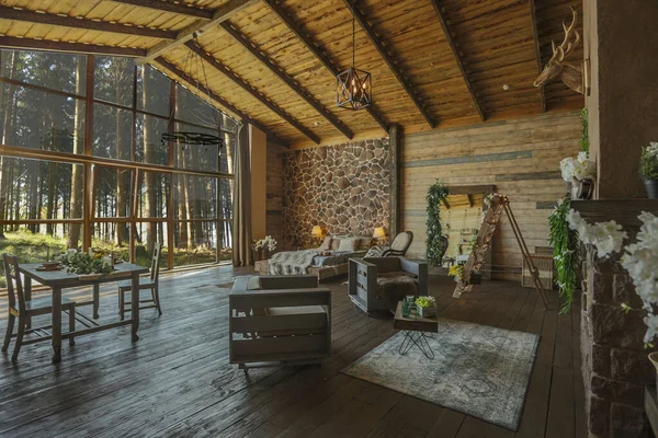 大きな国の木造住宅 木製の家具や動物の毛皮の暗い居心地の良いインテリア 巨大なパノラマ窓と天井が高く — ストック写真
