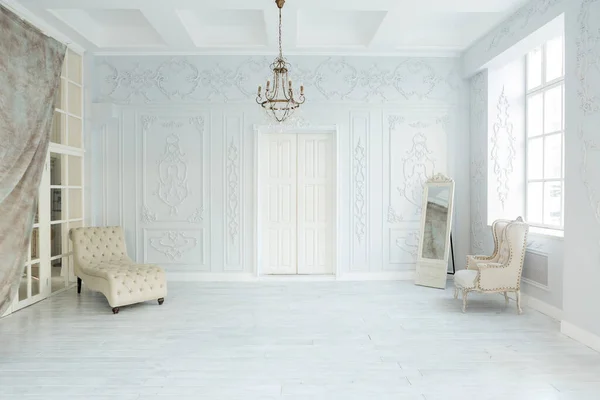 奢华丰富的起居室室内设计带有典雅的古典家具和墙壁装饰 大灯房 — 图库照片