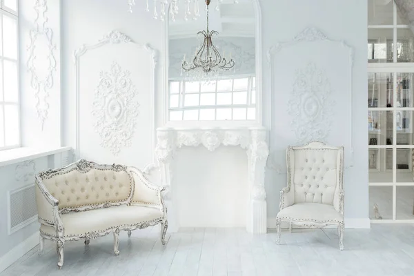 奢华丰富的起居室室内设计带有典雅的古典家具和墙壁装饰 大灯房 — 图库照片