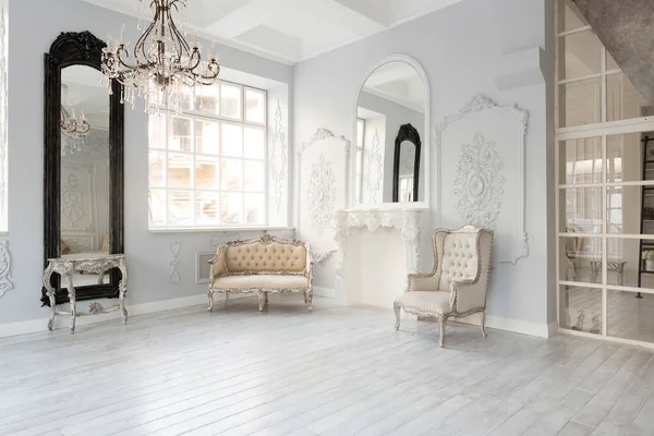 Luksusowy Bogaty Salon Wnętrz Eleganckie Klasyczne Meble Dekoracje Ścienne Duże — Zdjęcie stockowe