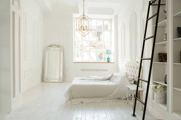 柔らかい日の光 エレガントなクラシック家具でスタイリッシュな高級白ベッドルームのインテリア デザイン — ストック写真