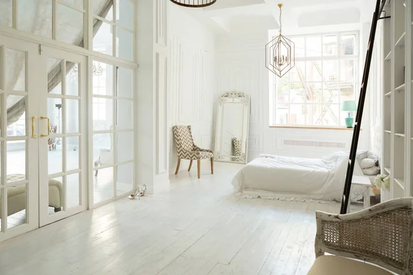 Luxusní Stylové Bílé Ložnici Interiéry Měkkých Denní Světlo Klasickým Elegantním — Stock fotografie