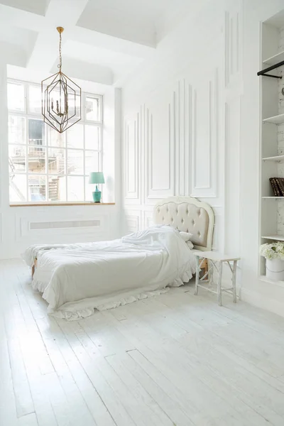 Elegáns Luxus Fehér Hálószoba Lakberendezés Lágy Fény Elegáns Klasszikus Bútorokkal — Stock Fotó