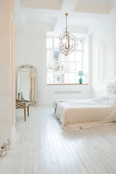 Λευκό Κομψό Πολυτελές Υπνοδωμάτιο Διακόσμηση Στο Μαλακό Φως Κομψά Έπιπλα — Φωτογραφία Αρχείου