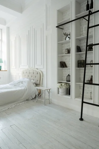 柔らかい日の光 エレガントなクラシック家具でスタイリッシュな高級白ベッドルームのインテリア デザイン — ストック写真