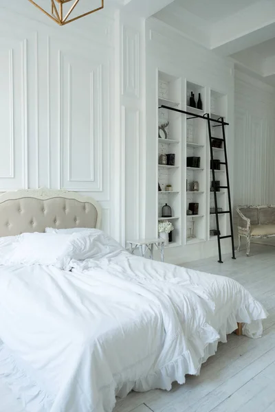 Стильний Розкішний Дизайн Інтер Єру Білої Спальні Якому Денному Світлі — стокове фото