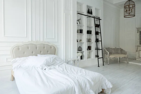 Stijlvolle Luxe Witte Slaapkamer Interieur Zachte Dag Licht Met Elegante — Stockfoto