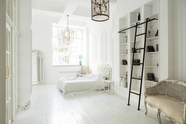 Λευκό Κομψό Πολυτελές Υπνοδωμάτιο Διακόσμηση Στο Μαλακό Φως Κομψά Έπιπλα — Φωτογραφία Αρχείου