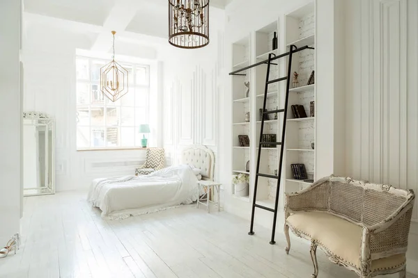Stijlvolle Luxe Witte Slaapkamer Interieur Zachte Dag Licht Met Elegante — Stockfoto