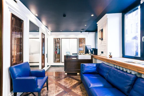 Salon Coiffure Luxe Intérieur Mobilier Bleu Cher Garniture Bois Plafond — Photo