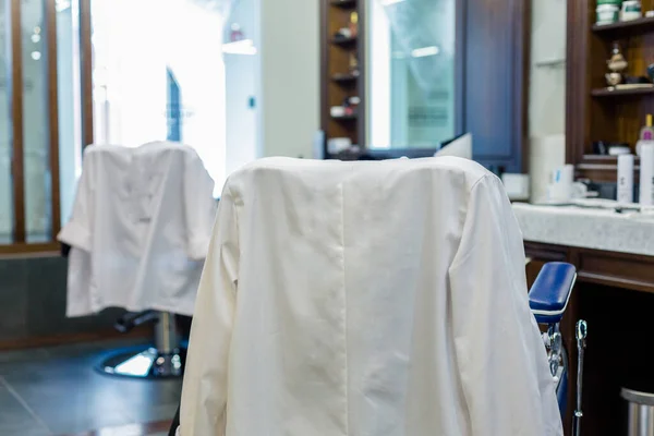 Luksusowy Salon Fryzjerski Wnętrze Niebieskie Drogie Meble Wykończenie Drewna Modny — Zdjęcie stockowe
