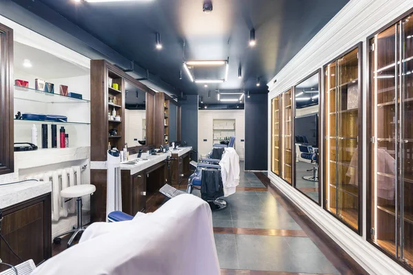 Interior Barbearia Luxo Móveis Azuis Caros Guarnição Madeira Teto Preto — Fotografia de Stock