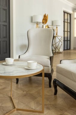 Modern bir apartman dairesi, parlak renklerde ve şık mobilyalı. Mutfak, yatak odası ve duvarsız oturma odası..