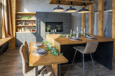 Büyük, rahat bir kır evinin içinde koyu renk bir çatı katı. Mutfak, dinlenme alanı ve yatak alanı olan açık planlı bir daire. Büyük pencereler ve ahşap dekorasyon