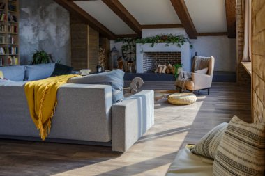 Büyük, rahat bir kır evinin içinde koyu renk bir çatı katı. Mutfak, dinlenme alanı ve yatak alanı olan açık planlı bir daire. Büyük pencereler ve ahşap dekorasyon