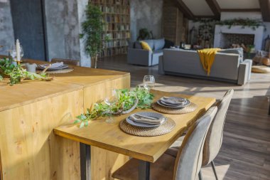 Büyük, rahat bir kır evinin içinde koyu renk bir çatı katı. Mutfak, dinlenme alanı ve yatak alanı olan açık planlı bir daire. Büyük pencereler ve ahşap dekorasyon