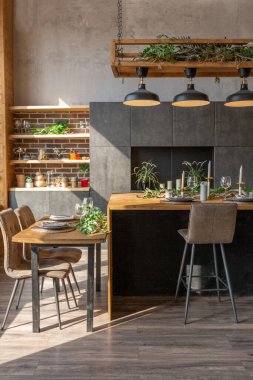 Büyük, rahat bir kır evinin içinde koyu renk bir çatı katı. Mutfak, dinlenme alanı ve yatak alanı olan açık planlı bir daire. Büyük pencereler ve ahşap dekorasyon