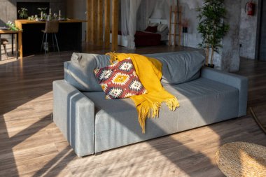 Büyük, rahat bir kır evinin içinde koyu renk bir çatı katı. Mutfak, dinlenme alanı ve yatak alanı olan açık planlı bir daire. Büyük pencereler ve ahşap dekorasyon