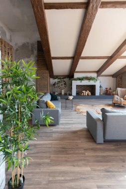 Büyük, rahat bir kır evinin içinde koyu renk bir çatı katı. Mutfak, dinlenme alanı ve yatak alanı olan açık planlı bir daire. Büyük pencereler ve ahşap dekorasyon