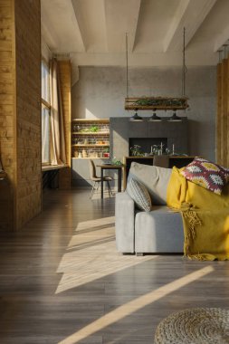 Büyük, rahat bir kır evinin içinde koyu renk bir çatı katı. Mutfak, dinlenme alanı ve yatak alanı olan açık planlı bir daire. Büyük pencereler ve ahşap dekorasyon