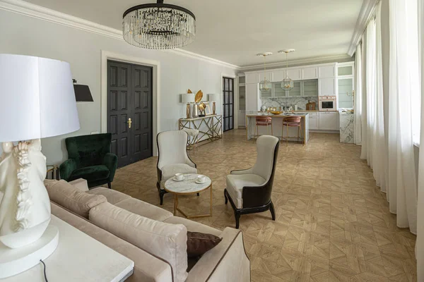Luxusní Interiér Moderního Bytu Jasných Barvách Stylovým Nábytkem Kuchyně Ložnice — Stock fotografie