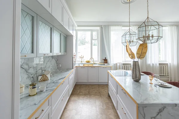 Uma Vista Próxima Cozinha Elegante Branca Com Uma Ilha Culinária — Fotografia de Stock