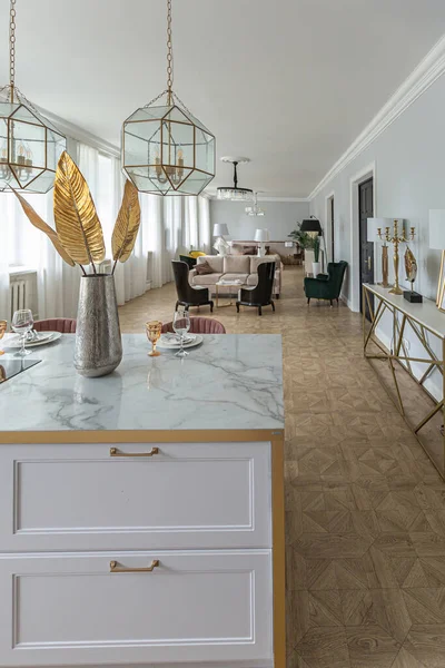 Luksusowe Wnętrze Nowoczesnego Mieszkania Jasnych Kolorach Stylowymi Meblami Kuchnia Sypialnia — Zdjęcie stockowe