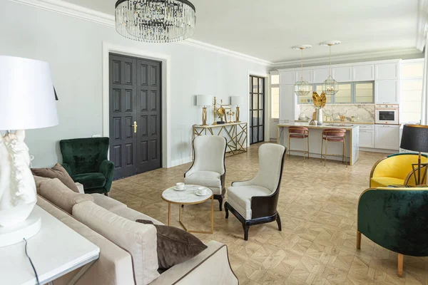 Interior Luxo Apartamento Moderno Cores Brilhantes Com Mobiliário Elegante Cozinha — Fotografia de Stock