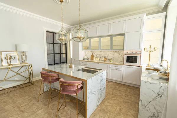 Blick Auf Die Weiße Stilvolle Küche Mit Kochinsel Luxuriösen Interieur — Stockfoto
