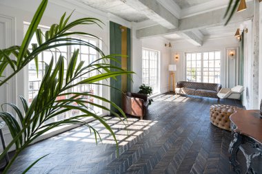 Şık, eski moda antika mobilyaları olan lüks bir misafir odası tasarımı. Beyaz duvarlar rahatlıkla süslenir. Yerde çok güzel koyu kahverengi bir parke var..