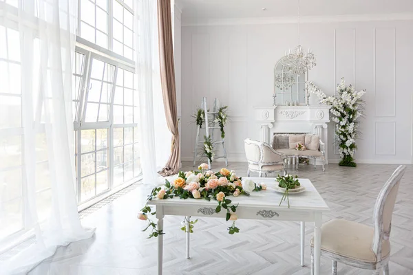 Luxus Fényes Tágas Vendégszoba Gyönyörű Elegáns Bútorokkal Egy Hatalmas Padló — Stock Fotó