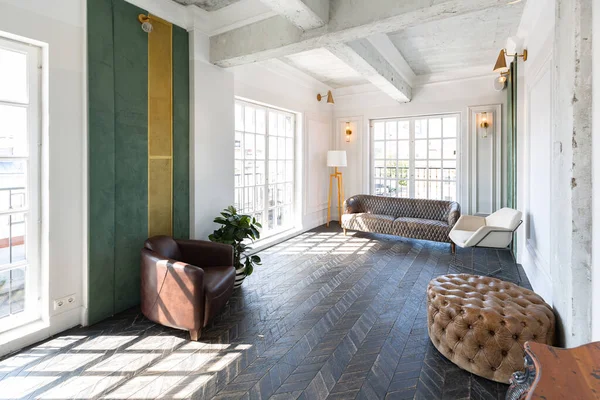 Elegantní Luxusní Design Pokoje Pro Hosty Starožitným Nábytkem Bílé Stěny — Stock fotografie