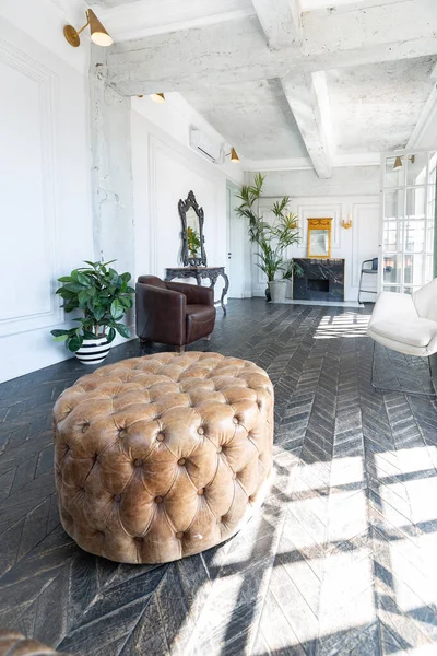 Elegantní Luxusní Design Pokoje Pro Hosty Starožitným Nábytkem Bílé Stěny — Stock fotografie