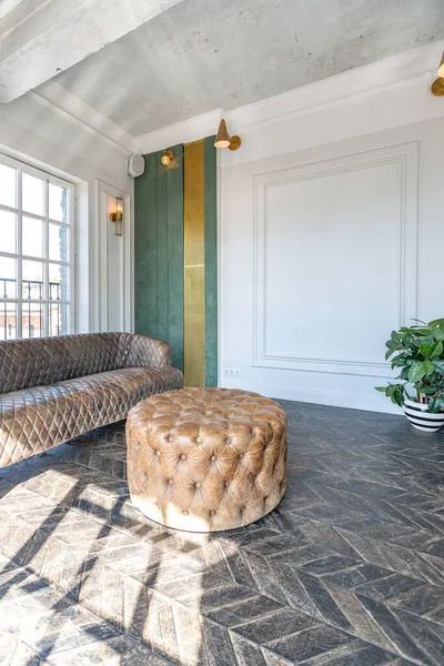 Chic Πολυτελές Guest Room Design Ντεμοντέ Έπιπλα Αντίκες Λευκοί Τοίχοι — Φωτογραφία Αρχείου