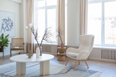 açık renkli modern tasarım lüks bir daire. Büyük pencerelerin ardında aydınlık bir gün. Şık bir dekorasyon ve içinde kimse yok..