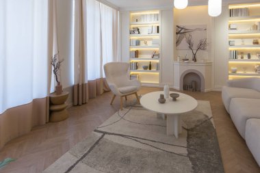 açık renkli modern tasarım lüks bir daire. Büyük pencerelerin ardında aydınlık bir gün. Şık bir dekorasyon ve içinde kimse yok..