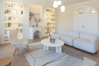 açık renkli modern tasarım lüks bir daire. Büyük pencerelerin ardında aydınlık bir gün. Şık bir dekorasyon ve içinde kimse yok..