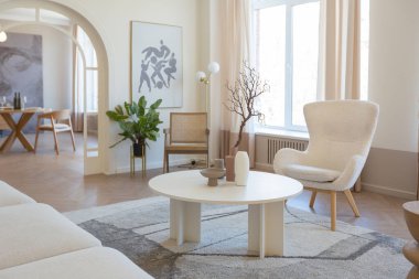 açık renkli modern tasarım lüks bir daire. Büyük pencerelerin ardında aydınlık bir gün. Şık bir dekorasyon ve içinde kimse yok..