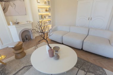 açık renkli modern tasarım lüks bir daire. Büyük pencerelerin ardında aydınlık bir gün. Şık bir dekorasyon ve içinde kimse yok..