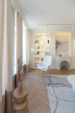 açık renkli modern tasarım lüks bir daire. Büyük pencerelerin ardında aydınlık bir gün. Şık bir dekorasyon ve içinde kimse yok..