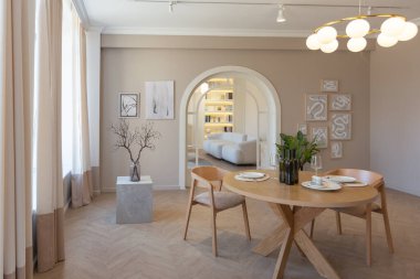 açık renkli modern tasarım lüks bir daire. Büyük pencerelerin ardında aydınlık bir gün. Şık bir dekorasyon ve içinde kimse yok..