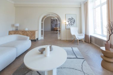 açık renkli modern tasarım lüks bir daire. Büyük pencerelerin ardında aydınlık bir gün. Şık bir dekorasyon ve içinde kimse yok..