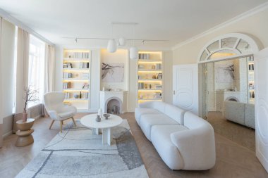açık renkli modern tasarım lüks bir daire. Büyük pencerelerin ardında aydınlık bir gün. Şık bir dekorasyon ve içinde kimse yok..