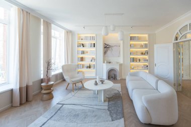 açık renkli modern tasarım lüks bir daire. Büyük pencerelerin ardında aydınlık bir gün. Şık bir dekorasyon ve içinde kimse yok..