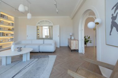 açık renkli modern tasarım lüks bir daire. Büyük pencerelerin ardında aydınlık bir gün. Şık bir dekorasyon ve içinde kimse yok..