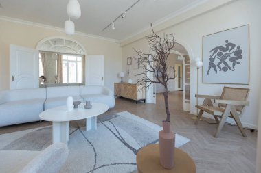 açık renkli modern tasarım lüks bir daire. Büyük pencerelerin ardında aydınlık bir gün. Şık bir dekorasyon ve içinde kimse yok..